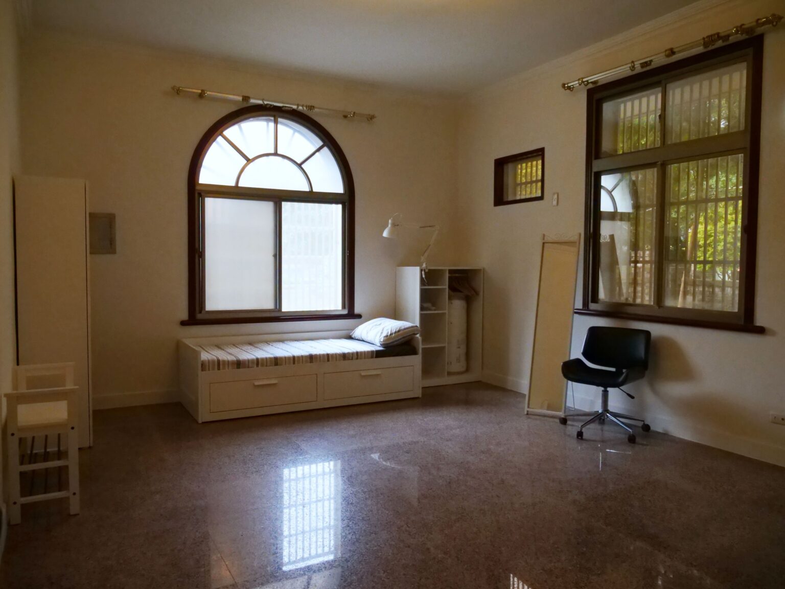 單人套房（含獨立衛浴與景觀窗台）