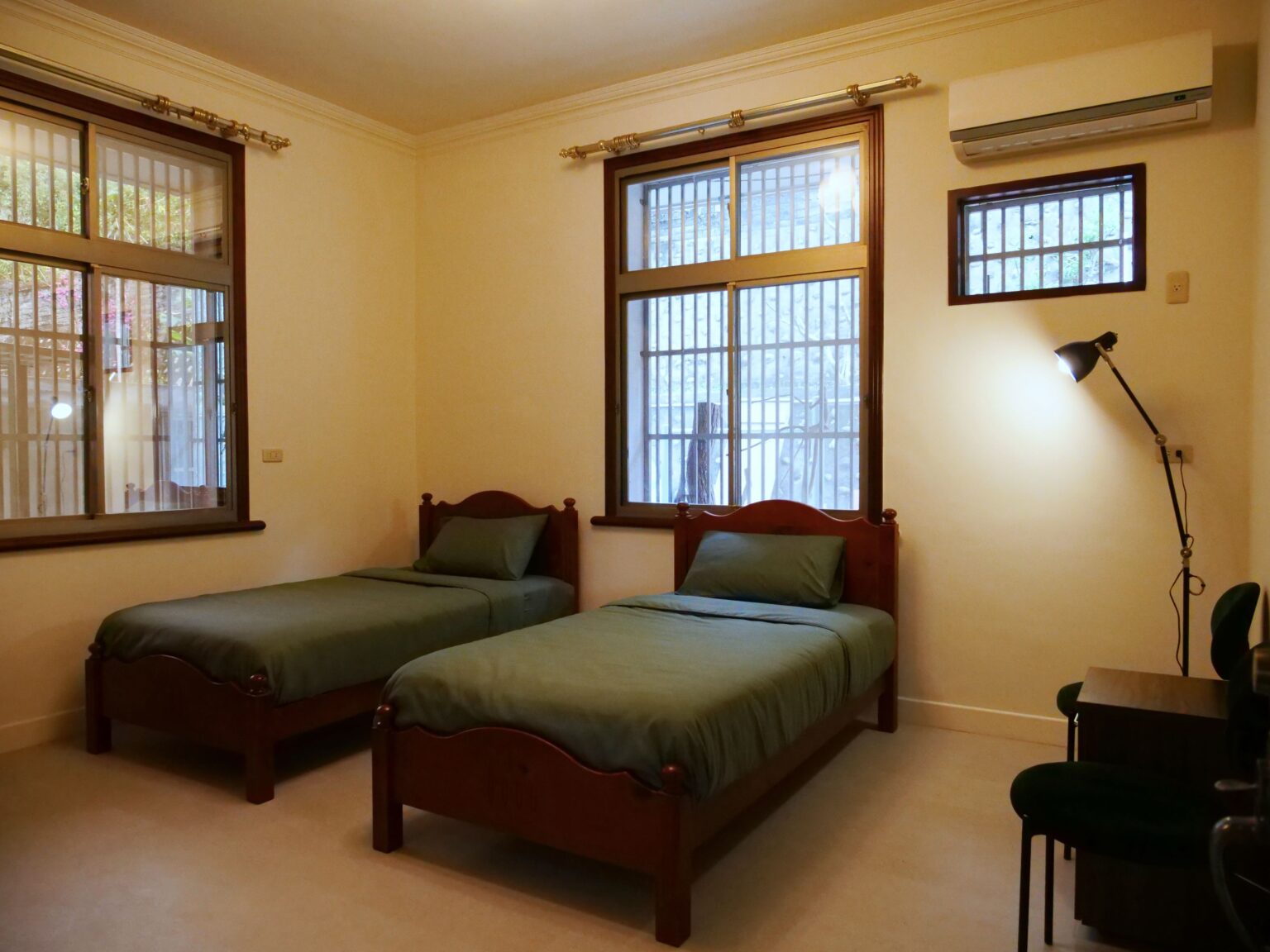 雙人套房（含獨立衛浴與景觀窗台）