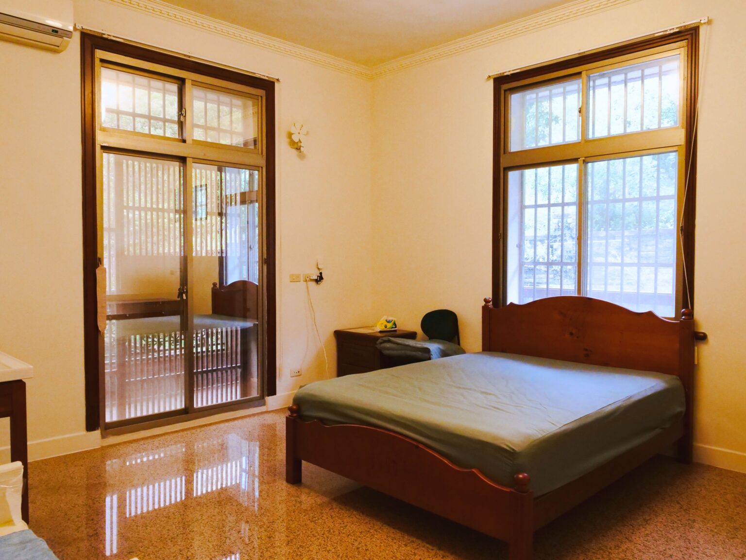 單人套房（含獨立衛浴與景觀窗台）