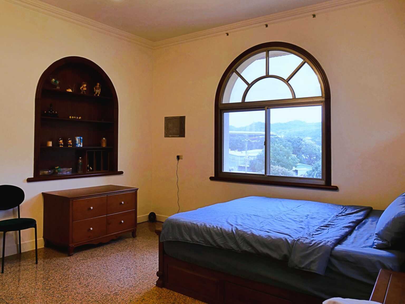 單人套房（含獨立衛浴與景觀窗台）